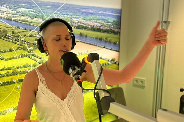 Guus Meeuwis op 1, lokale acts domineren Top 100