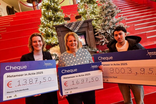 Leerlingen Mezzo Scholen halen voor kerst geld op voor goede doelen