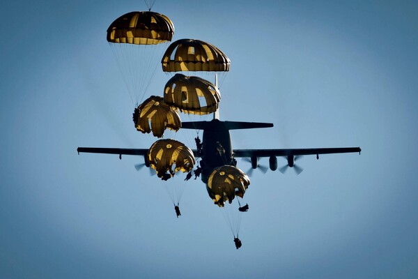 Militaire oefening met laagvliegende vliegtuigen boven Land van Cuijk