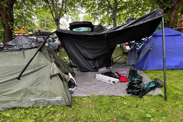 Met een barrel door Europa: Tent stort in tijdens noodweer