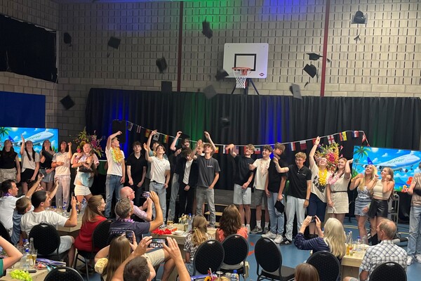 Vlaggen uit voor geslaagde scholieren in Land van Cuijk