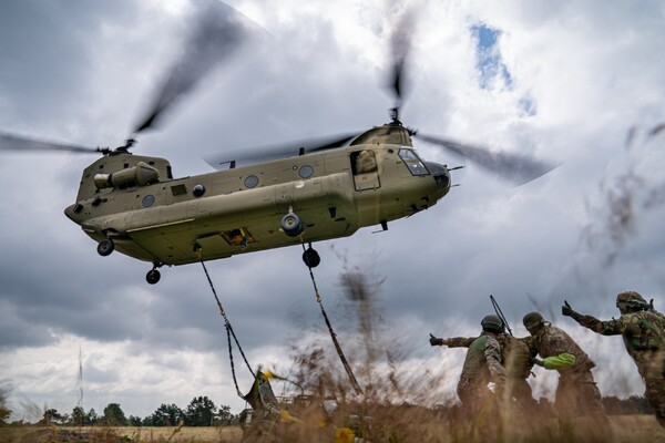 Chinooks van Defensie vliegen laag boven Land van Cuijk