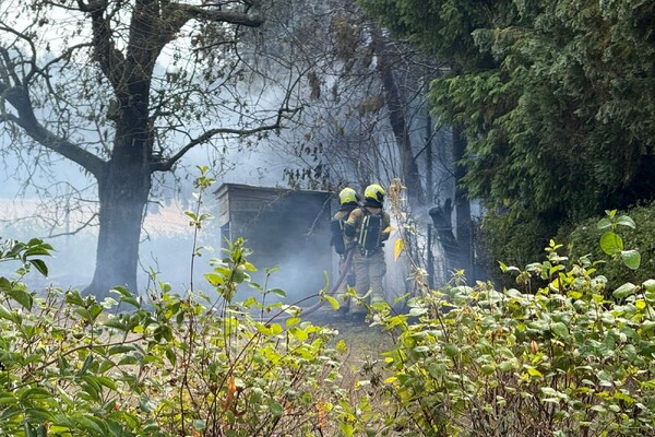 Brandweer blust buitenbrand in Beugen