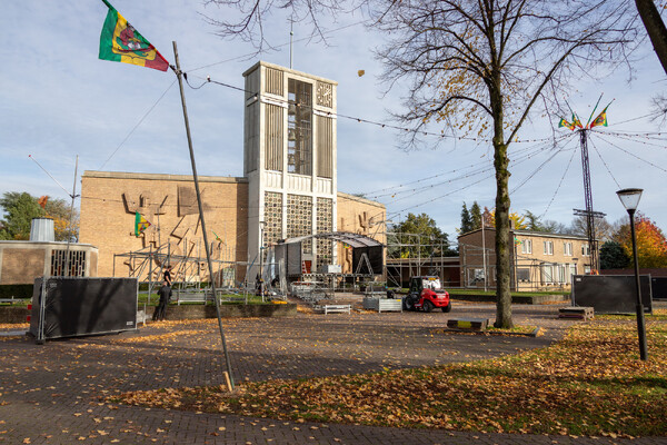 Voorbereidingen voor Elfde van de Elfde Pleinfeest in Overloon in volle gang