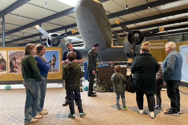 Canadese scholieren bezoeken Oorlogsmuseum Overloon voor 80 jaar vrijheid
