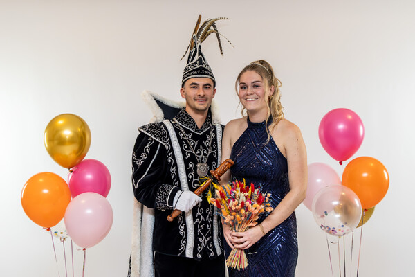 Prinsenpaar Ut Gèrmelaand bezoekt zieke en beperkte inwoners met Opkikkertje