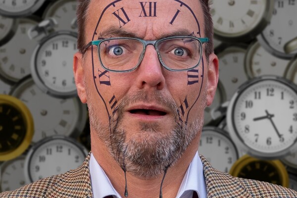 Cabaretier Gerrie Smits brengt oudejaarsconference Tijdloos in Vierlingsbeek