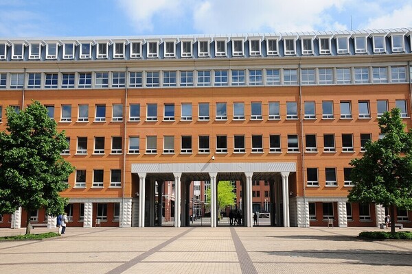 Man uit Sint-Hubert rijdt uit paniek tegen motor aan; vrijgesproken van zware mishandeling