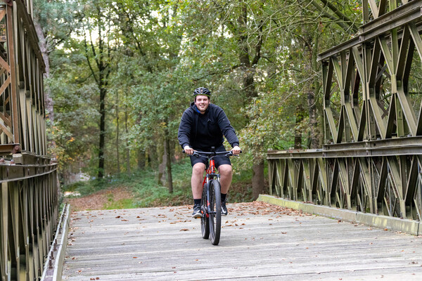 Grote belangstelling voor ATB-toertocht Overloon; mountainbiker raakt gewond in bosgebied