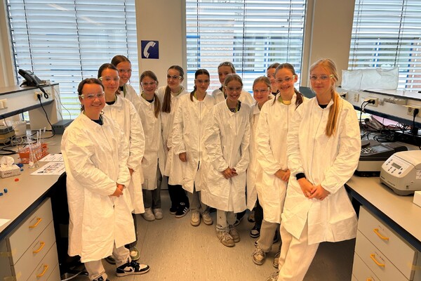Meiden Metameer Boxmeer ontdekken farmaceutische technologie bij MSD tijdens Girls’ Day