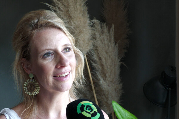 Overloonse deelt ervaringen in boek: ‘Als high class escort leerde ik mijn hart open te stellen’