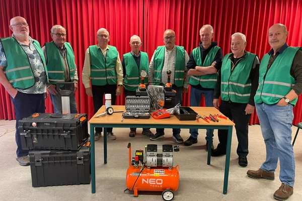 Vrijwilligers Hobby Centrum Mill controleren fietsverlichting van basisscholieren