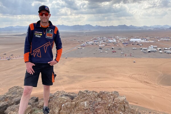 Monteur uit Groeningen geniet al tien jaar van afzien in Dakar Rally: 'Ze juichen je toe alsof je Michael Jackson bent'