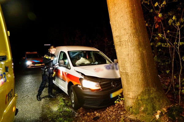 Ongeval op Vredepeelweg in Overloon: Twee personen betrokken bij botsing tegen boom