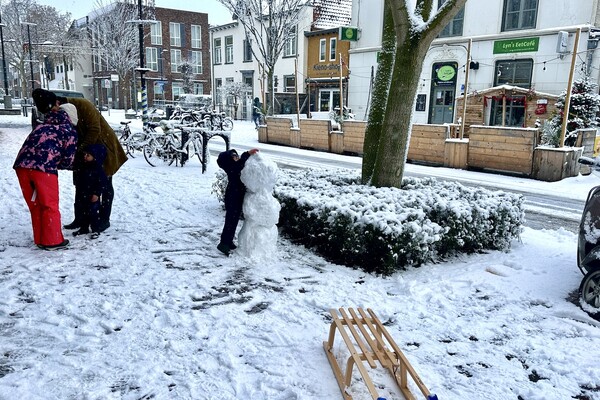 Sneeuw bepaalt straatbeeld in Land van Cuijk