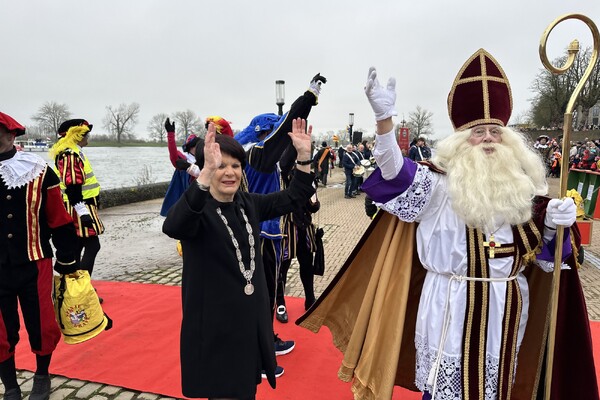 Sinterklaas 'kritisch' op burgemeester: "Waar blijven parkeerplaatsen Visio-terrein?"