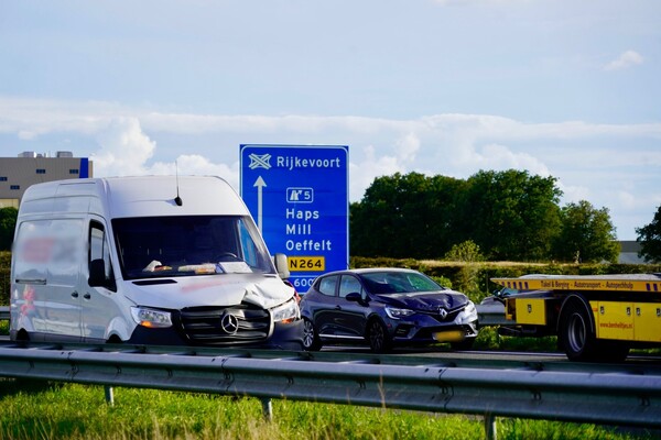Drie voertuigen betrokken bij ongeval op A73 bij Haps