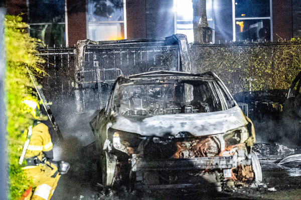 Felle brand in Velp verwoest caravan, auto's en deel van woning