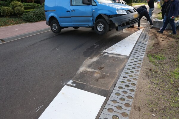 Automobilist slaat om door slecht zichtbaar betonblok in wegversmalling in Stevensbeek