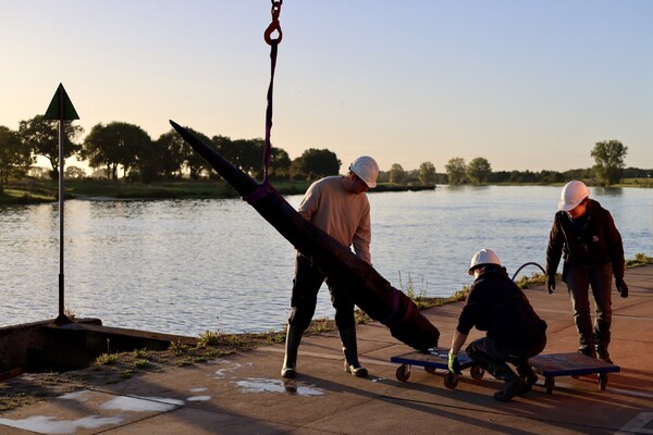 Duikers speuren langs Maaskade naar Romeinse vondsten in het water