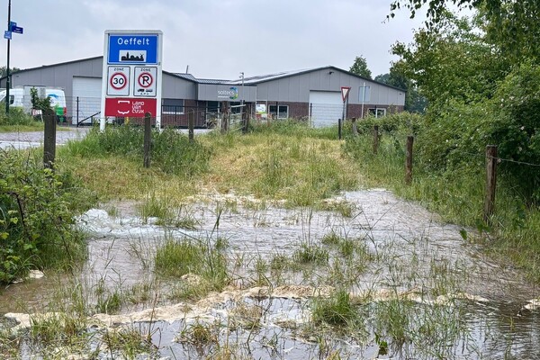 Oeffelt ontwaakt zonder water door leidingbreuk in weiland