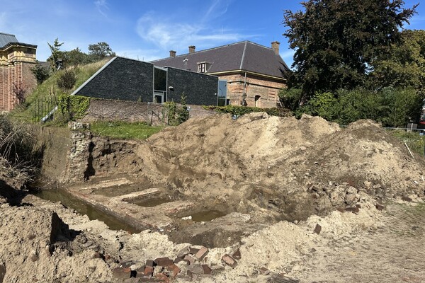 Oude vestingmuur blootgelegd