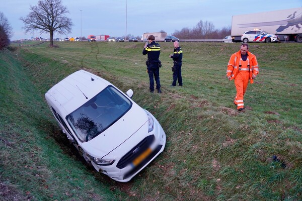 Busje belandt in sloot langs A73 