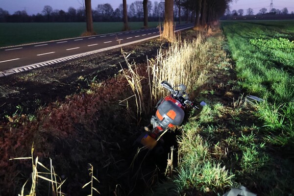 Motor komt in sloot terecht bij Wanroij