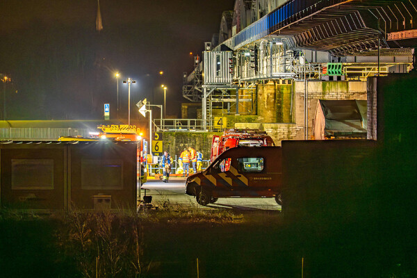Hulpdiensten zoeken naar persoon te water bij Koninginnedijk in Grave