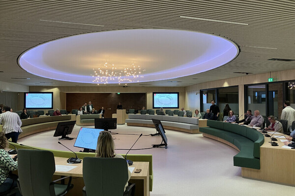 Gemeenteraad stelt besluit APV uit na vragen over MFA’s en horeca