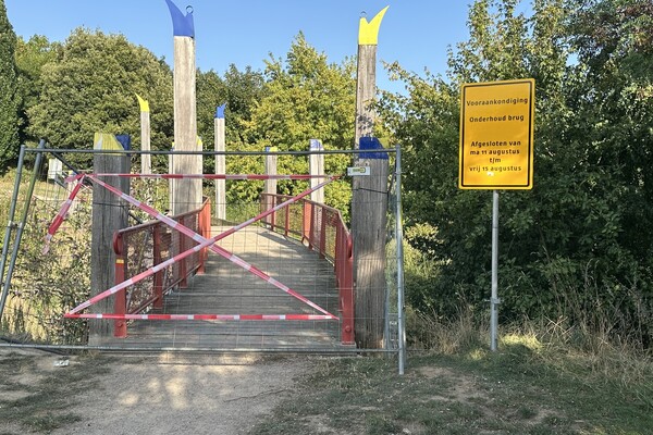 Voetgangersbrug Heeswijkse Kampen week dicht voor herstel scheuren en versleten planken