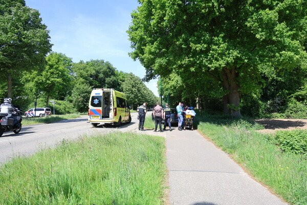Bestuurster rijdt achterop afslaande auto met aanhanger in Sint Agatha