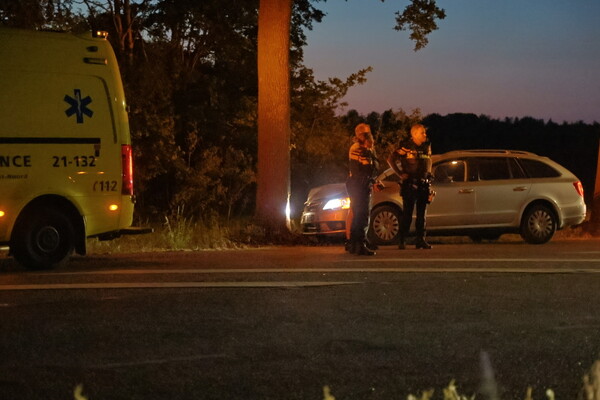 Auto tegen boom na overstekende ree bij Wanroij