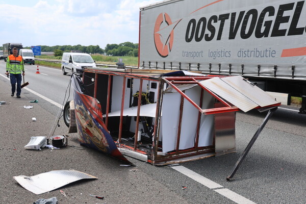 Automobilist raakt met aanhanger van A73 bij Vierlingsbeek; politie onderzoekt toedracht