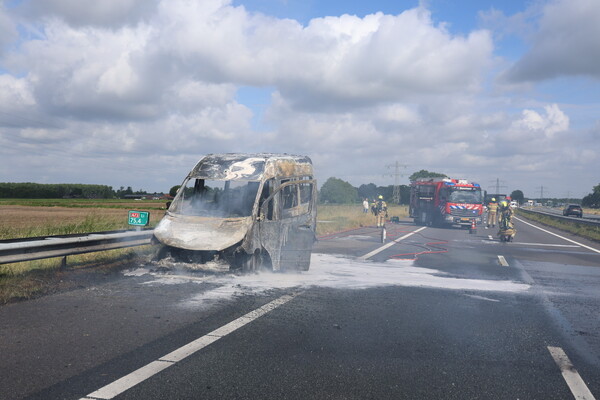 Taxibus in brand op A73, snelweg deels afgesloten