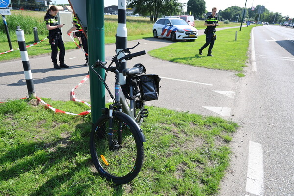 Fietser naar ziekenhuis na aanrijding met auto op kruising N264