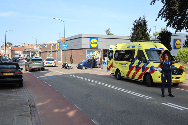 Scooterrijdster valt op Spoorstraat in Boxmeer
