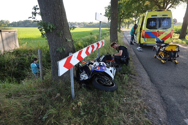 Motorrijder belandt in sloot bij ongeval bij Sambeek