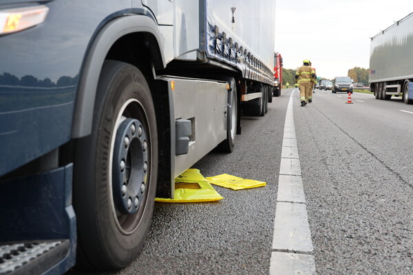 A73 bij Groeningen deels afgesloten door dieselverlies vrachtwagen