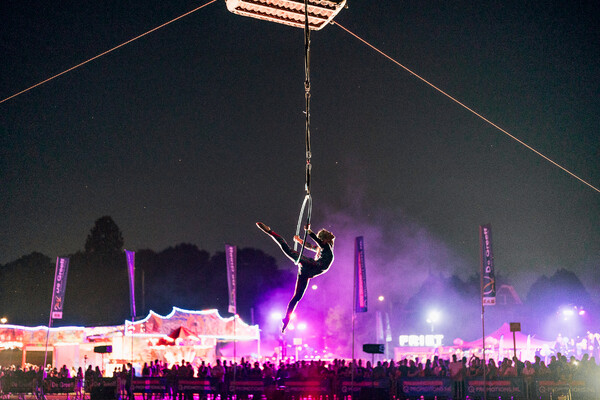 Acrobatische act vervangt nightglow tijdens Ballonfestival Grave
