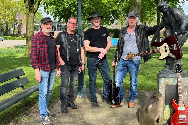 Rockband Juveniles treedt op tijdens kermis in Mill