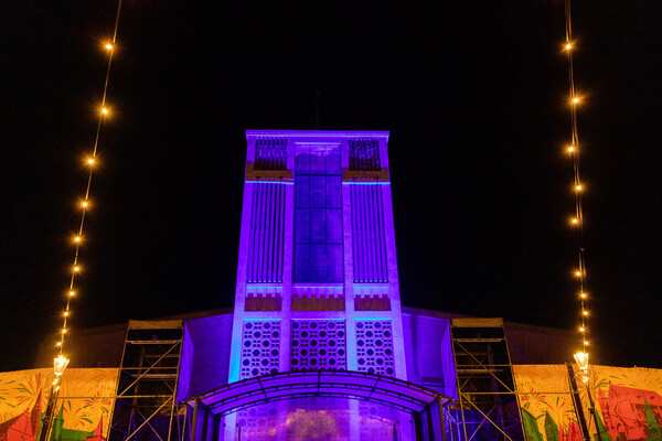 Vernieuwde kerkverlichting in Overloon officieel in gebruik genomen