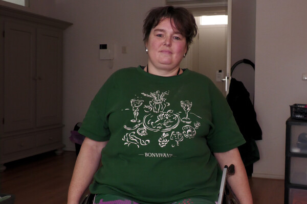 Linda uit Cuijk is na een jaar het wachten op een passende rolstoel beu