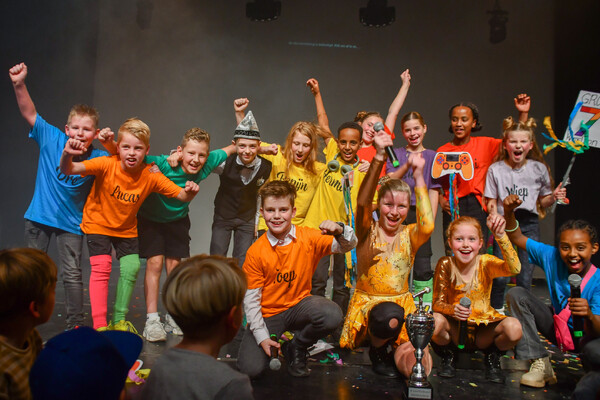 Millse jeugd start carnavalsseizoen met Mekkerbal in Myllesweerd