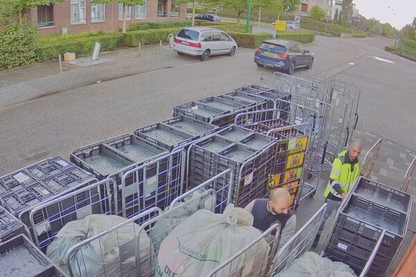 Dieven stelen zakken met statiegeldartikelen bij supermarkt Cuijk