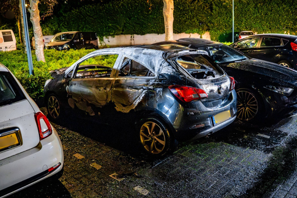 Autobrand verwoest voertuig in Grave, politie doet onderzoek