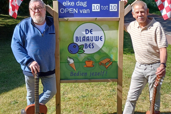 Muzikale zondagmiddag met Bert & Koos in het parkje van De Blaauwe Bes