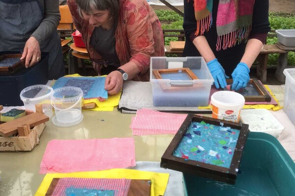 Workshop papierscheppen bij Wereldtuin Verdeliet in Cuijk  