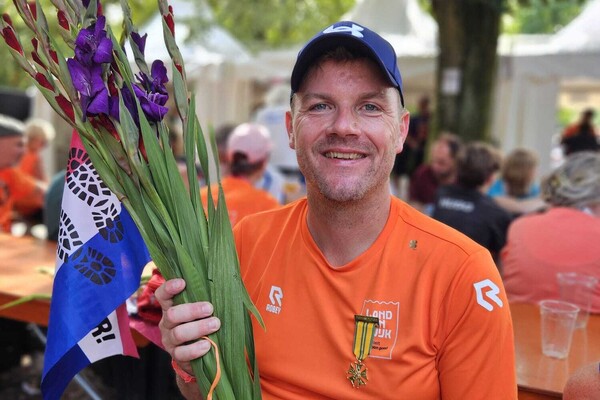 Vierdaagse 2025: Nick Janssen blijft lopen dankzij steun onderweg