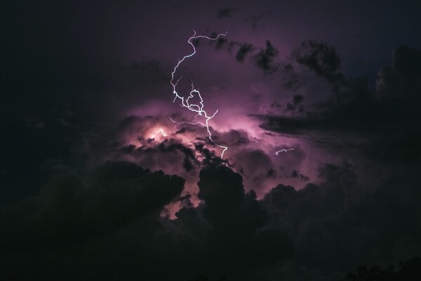 KNMI waarschuwt voor noodweer met zwaar onweer